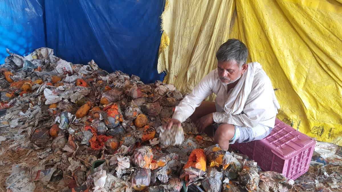 नोएडा : दुकानों पर नेम प्लेट लगाने के फैसले का फल विक्रेताओं ने किया स्वागत